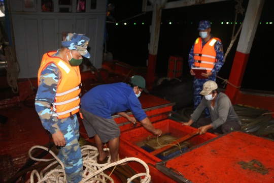 Cảnh sát biển bắt giữ 2 tàu cá chở 170.000 lít dầu trái phép - Ảnh 1.