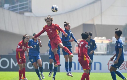Tuyển nữ Việt Nam đánh bại Thái Lan, chiếm lợi thế ở vòng play-off World Cup - Ảnh 2.