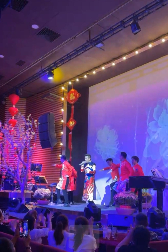 Bà Phương Hằng xuất hiện, đêm diễn đầu năm của Đàm Vĩnh Hưng có biến lớn - Ảnh 1.