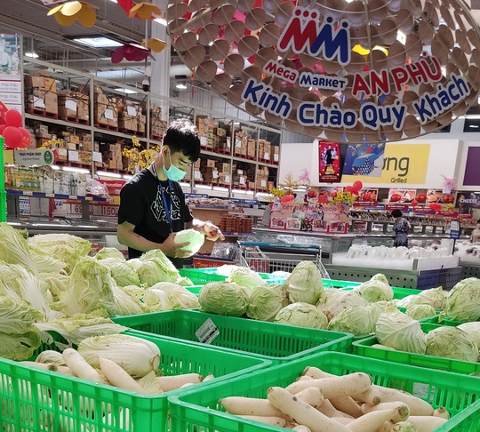 Mùng 2 Tết: Chợ, siêu thị bán lại, người dân chậm rãi mua sắm - Ảnh 6.