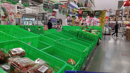 Mùng 2 Tết: Chợ, siêu thị bán lại, người dân chậm rãi mua sắm - Ảnh 5.