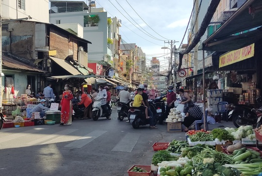 Mùng 2 Tết: Chợ, siêu thị bán lại, người dân chậm rãi mua sắm - Ảnh 1.