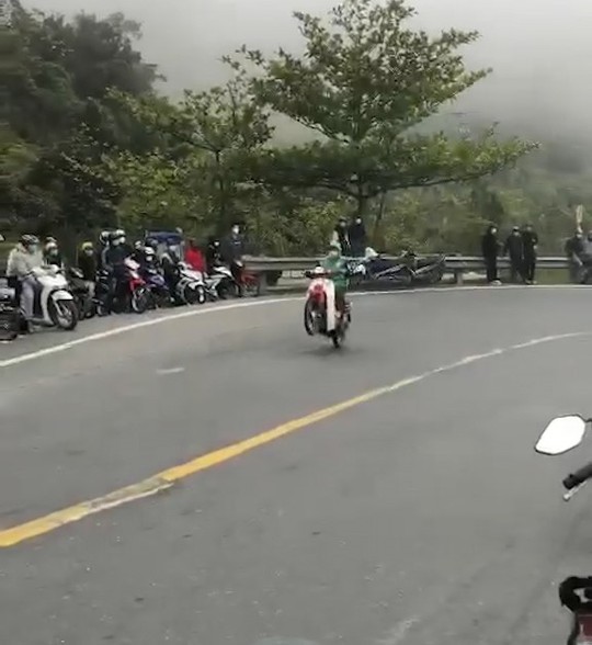 Nhiều thanh niên bốc đầu xe, gây tai nạn tại “khúc cua tay áo” đỉnh đèo Hải Vân - Ảnh 5.
