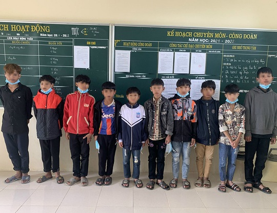 Nhóm người ném đá khủng bố tàu hỏa là 10 học sinh ở Quảng Bình - Ảnh 1.