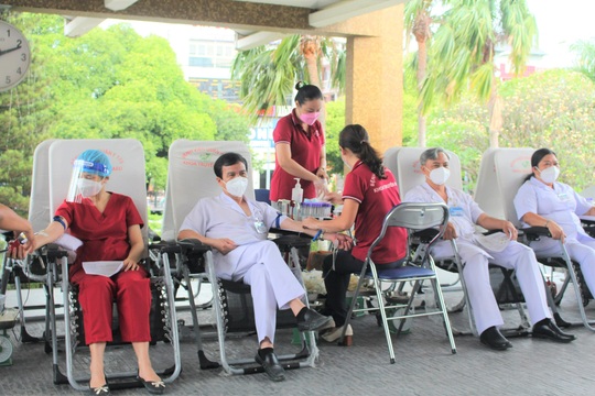 Y - bác sĩ mừng ngày thầy thuốc bằng cách hiến hơn 200 đơn vị máu tặng bệnh nhân - Ảnh 2.