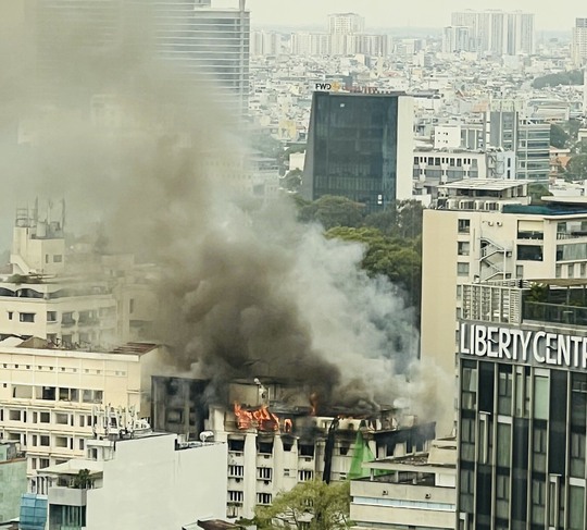 CLIP: Cháy lớn ở một tòa nhà trung tâm TP HCM - Ảnh 4.