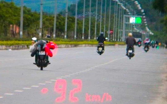 Vừa nằm vừa lái xe, “quái xế” bị công an đến tận nhà mời làm việc - Ảnh 1.