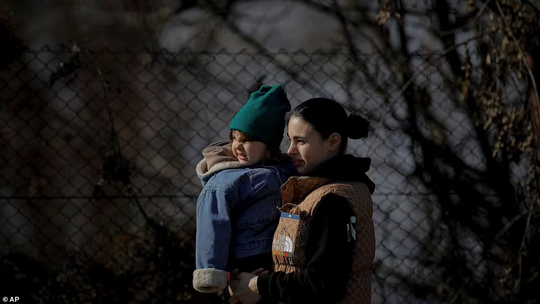 Người phụ nữ Ukraine bật khóc khi ra khỏi biên giới - Ảnh 6.