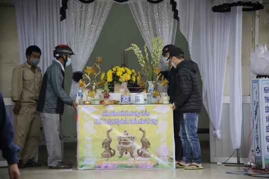 Vụ chìm ca nô ở Quảng Nam: Nỗi đau xé lòng tại nhà tang lễ Hội An - Ảnh 5.