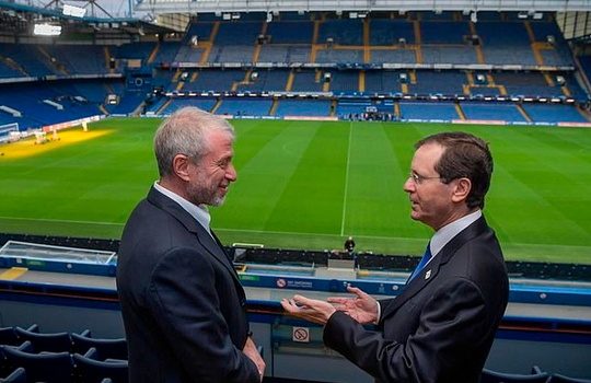 Chính phủ Anh phong tỏa tài sản, tỉ phú Abramovich hết cửa rao bán Chelsea - Ảnh 4.