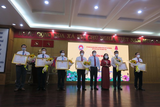 9 cá nhân ngành GD-ĐT TP HCM được trao tặng Huân chương Lao động - Ảnh 1.