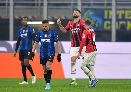 Ngược dòng thắng trận derby, AC Milan rút ngắn khoảng cách với ĐKVĐ Inter Milan - Ảnh 3.
