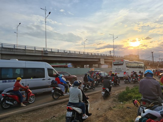 Du khách rời Đà Lạt, Đồng Nai ùn tắc ở cầu vượt Dầu Giây - Ảnh 8.