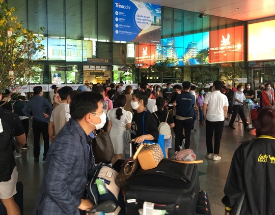 Sân bay Tân Sơn Nhất đông nghẹt, số hành khách lập kỷ lục - Ảnh 1.