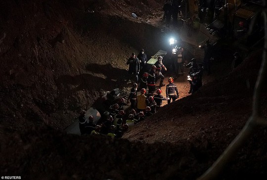 Chiến dịch cứu bé trai rơi xuống giếng sâu ở Morocco kết thúc trong bi kịch - Ảnh 5.