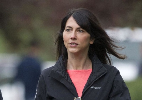 Vợ cũ Jeff Bezos chia tay 8,5 tỷ USD cổ phiếu Amazon - Ảnh 1.
