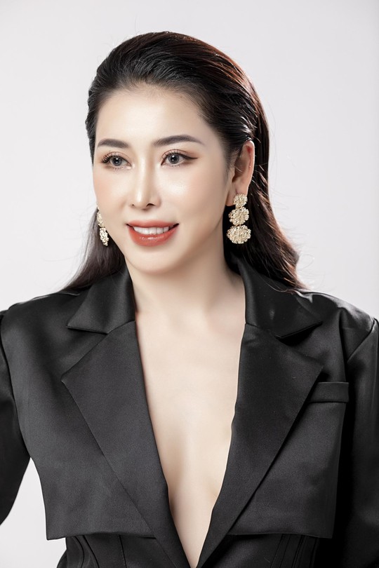 Hoa hậu Trịnh Thanh Hồng cá tính trong phong cách suit công sở - Ảnh 1.