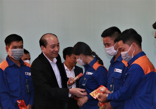 Bí thư, Chủ tịch Đắk Lắk thăm, chúc Tết công nhân đầu năm mới - Ảnh 4.