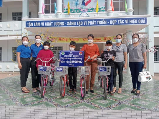 Bệnh viện thẩm mỹ Gangwhoo trao tặng xe đạp cho học sinh khó khăn tỉnh Đắk Nông - Ảnh 1.