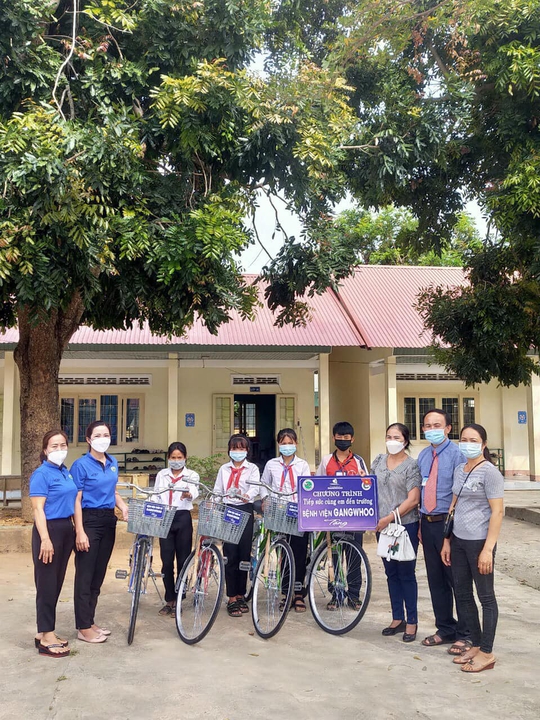 Bệnh viện thẩm mỹ Gangwhoo trao tặng xe đạp cho học sinh khó khăn tỉnh Đắk Nông - Ảnh 3.