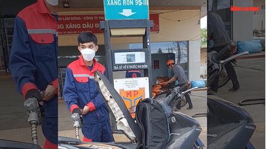 Lâm Đồng: Cửa hàng xăng dầu quy định lạ chỉ bán 30.000 đồng/xe trước giờ tăng giá - Ảnh 2.