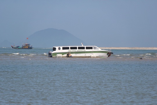 Chủ tịch tỉnh Quảng Nam yêu cầu khẩn trương điều tra vụ chìm ca nô làm 17 người chết - Ảnh 2.