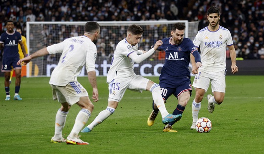 Benzema lập hat-trick, Real Madrid ngược dòng thần tốc loại PSG - Ảnh 1.
