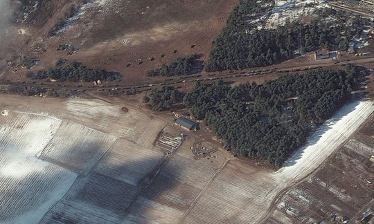 Thiết giáp Nga “tàng hình” gần Kiev, ý kiến trái chiều về xung đột Ukraine - Ảnh 2.