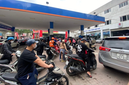CLIP: Lo giá tăng sốc, người Hà Nội đổ xô mua xăng trước giờ G - Ảnh 2.