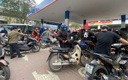 CLIP: Lo giá tăng sốc, người Hà Nội đổ xô mua xăng trước giờ G - Ảnh 8.