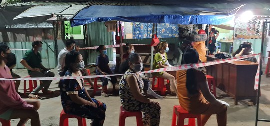 Bình Dương: Tới nhà trọ tiêm vắc-xin xuyên đêm cho công nhân - Ảnh 1.