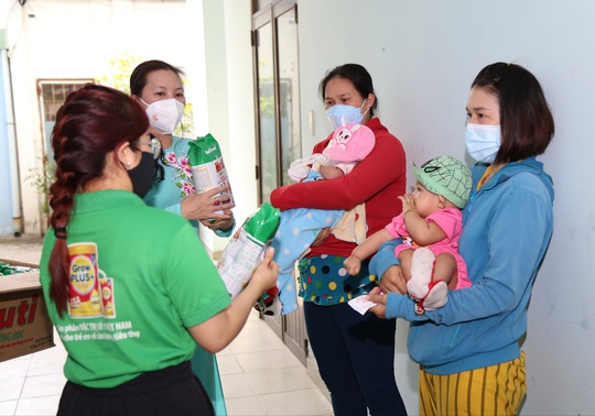 Quỹ Phát triển Tài năng Việt trao Triệu phần quà san sẻ yêu thương đến các hoàn cảnh khó khăn - Ảnh 1.