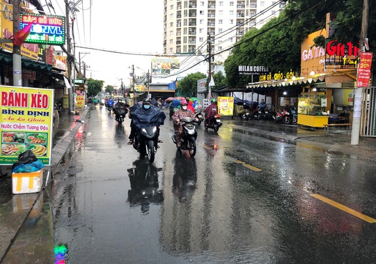 TP HCM có mưa sau nhiều ngày nắng nóng - Ảnh 2.
