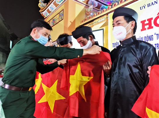 Tại Lăng Ngư Ông, ngư dân Đà Nẵng xúc động nhận cờ Tổ quốc - Ảnh 3.