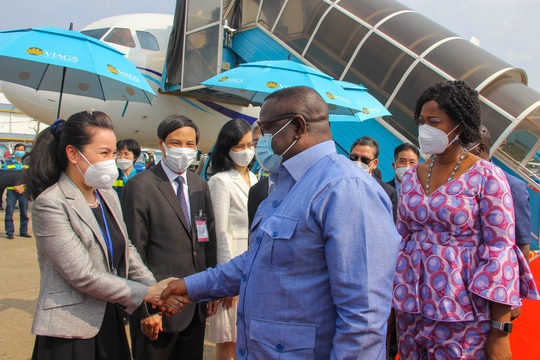 Tổng thống Sierra Leone và phu nhân đến thăm TP HCM - Ảnh 6.