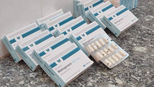 Ca bệnh tăng, thuốc sắp hết, Sở Y tế TP HCM đề xuất mua 20.000 liều Molnupiravir phát miễn phí cho F0 - Ảnh 1.
