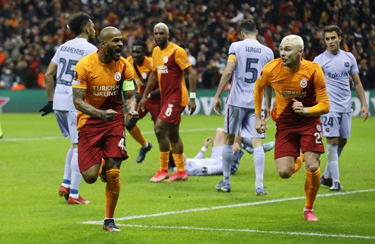 Ngược dòng loại Galatasaray, Barcelona đoạt vé tứ kết Europa League - Ảnh 2.