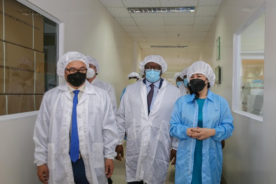 Tổng thống Sierra Leone thăm Khu Công nghệ cao TP HCM - Ảnh 9.