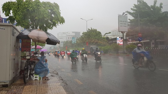 TP HCM: Quận 12, Hóc Môn, Bình Chánh, Củ Chi sắp có mưa dông, sét - Ảnh 1.
