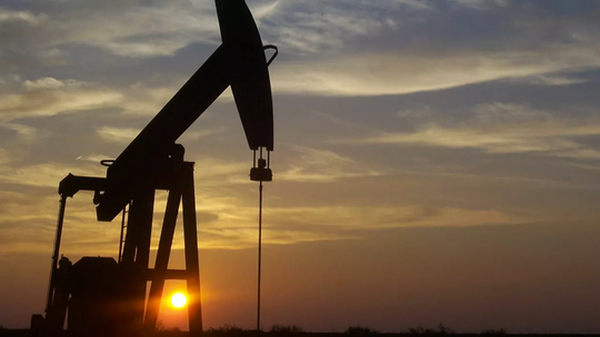 IEA tung ra 60 triệu thùng dầu thô “cứu” thị trường thế giới - Ảnh 1.