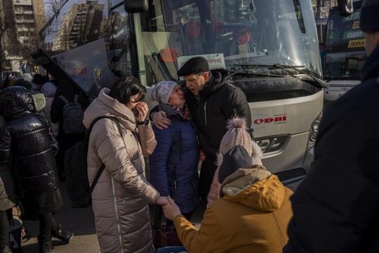 Khung cảnh hoang tàn ở Kharkiv sau khi bị Nga pháo kích - Ảnh 3.
