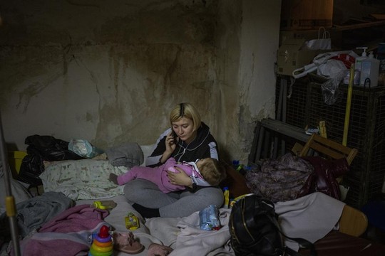 Khung cảnh hoang tàn ở Kharkiv sau khi bị Nga pháo kích - Ảnh 4.