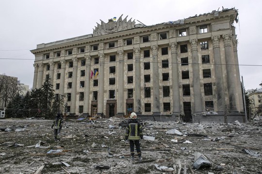 Khung cảnh hoang tàn ở Kharkiv sau khi bị Nga pháo kích - Ảnh 5.