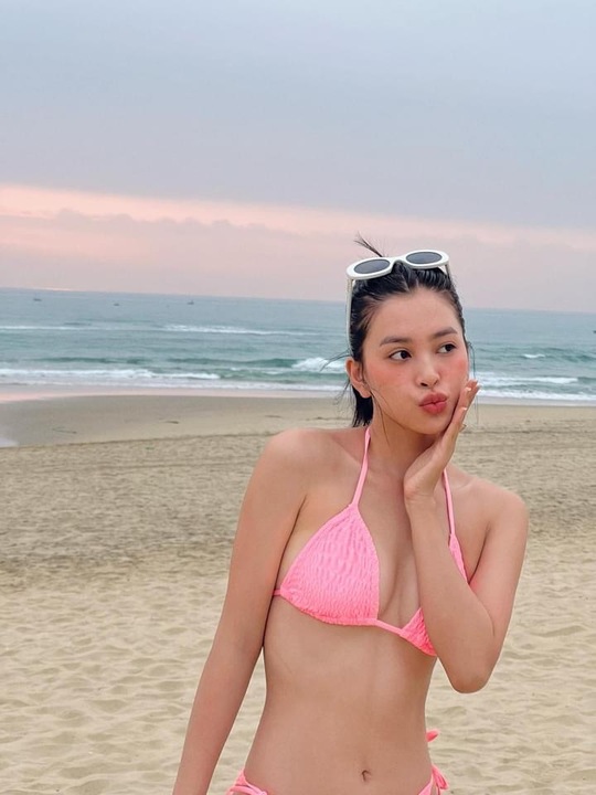Hoa hậu Trần Tiểu Vy diện bikini, trở thành đề tài bình luận của cư dân mạng - Ảnh 1.