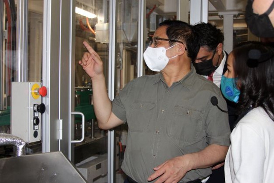 Chùm ảnh: Thủ tướng Phạm Minh Chính tham quan nhà máy sản xuất tã trẻ em tại KCN Becamex Bình Phước - Ảnh 6.