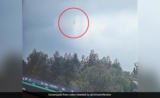VIDEO: Những giây cuối cùng của máy bay chở khách Trung Quốc bị rơi - Ảnh 1.