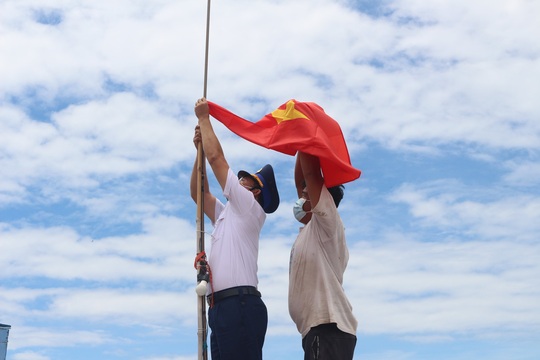 Cảnh sát biển 4 đẩy mạnh tuyên truyền biển đảo và trao cờ Tổ quốc - Ảnh 4.