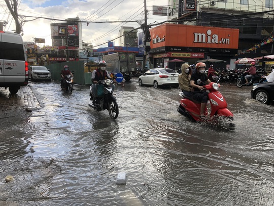 Nhiều đường ở TP HCM ngập nước, cảnh báo mưa giông tại các quận trung tâm - Ảnh 2.