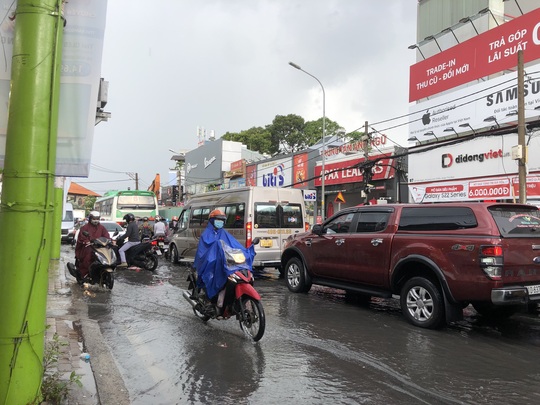 Nhiều đường ở TP HCM ngập nước, cảnh báo mưa giông tại các quận trung tâm - Ảnh 3.