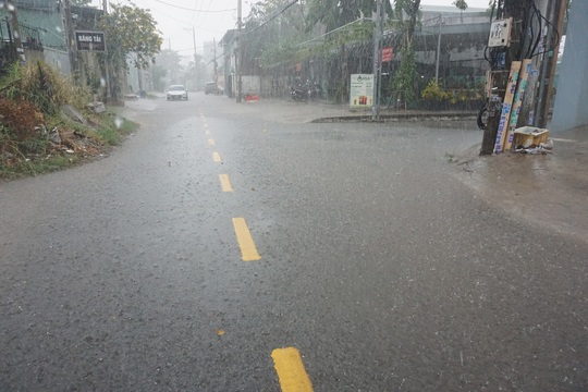 Nhiều đường ở TP HCM ngập nước, cảnh báo mưa giông tại các quận trung tâm - Ảnh 7.